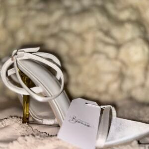 Zapatilla blanca y dorada